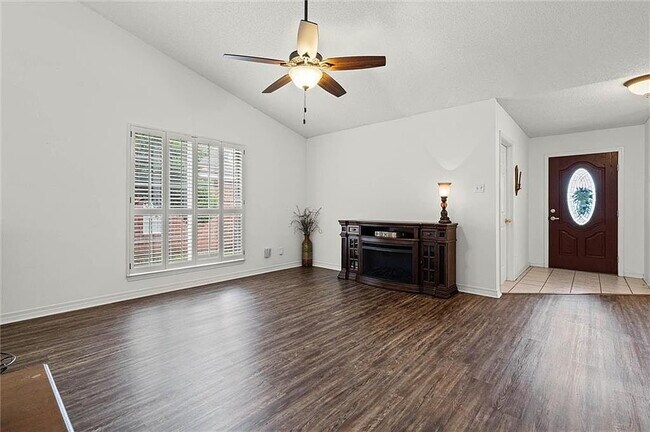 Building Photo - Single Family Home For Rent