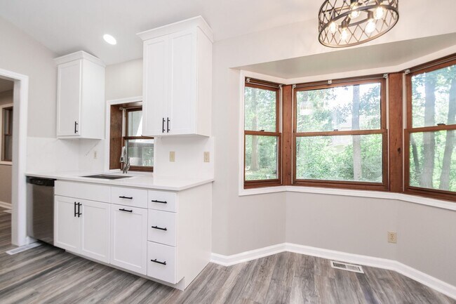 Building Photo - 3 bed 2 bath Home in Lakes of the Four Sea...