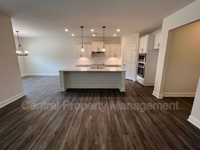 Building Photo - 102 Lariat Ct