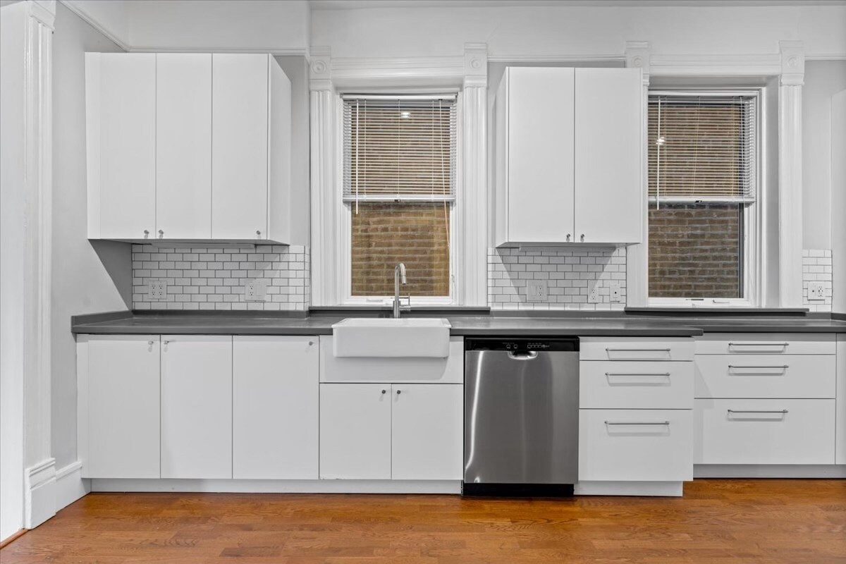 Building Photo - 1102 N Wolcott Ave