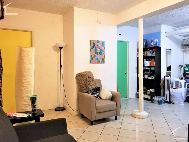 Building Photo - Packards Corner BU 4 bed 1.5 bath for 9.1 Heat Hw inc Students ok,