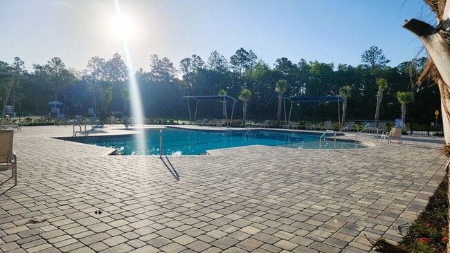 Building Photo - Beautiful Townhome in Waterford Lakes 2 Bedroom 2.5 baths and 1 Car Garage