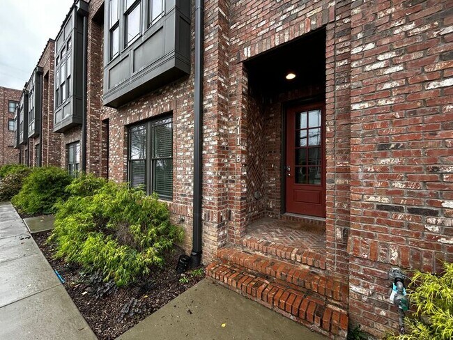 Building Photo - 711 26th Ave N