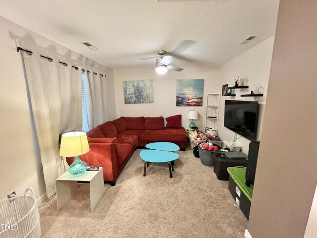 Building Photo - Unique opportunity -- with POOL!