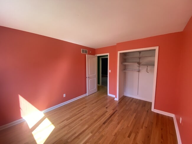 Building Photo - 2609 Lillian Rd