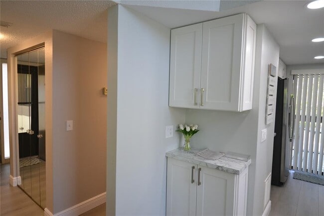 Building Photo - 284 Woodlake Wynde