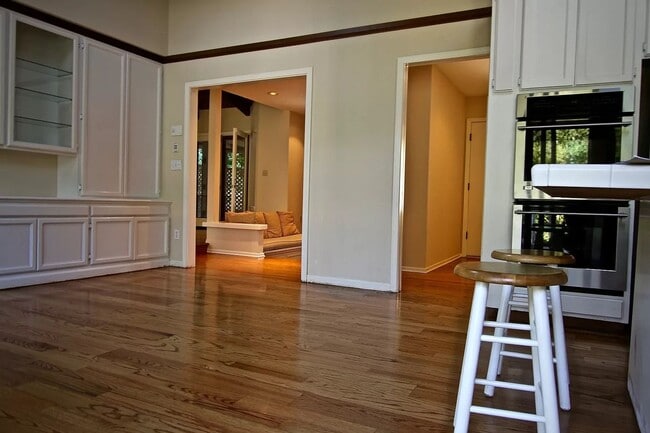 Building Photo - Lovely spacious home, dual levels, Cuperti...