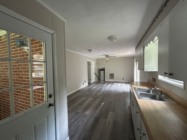 Building Photo - 310 W 6th St