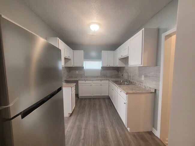 Building Photo - 2112 Stella St