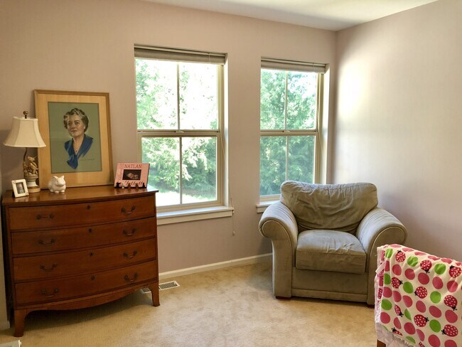 Building Photo - Gorgeous Bainbridge Estate available now.....