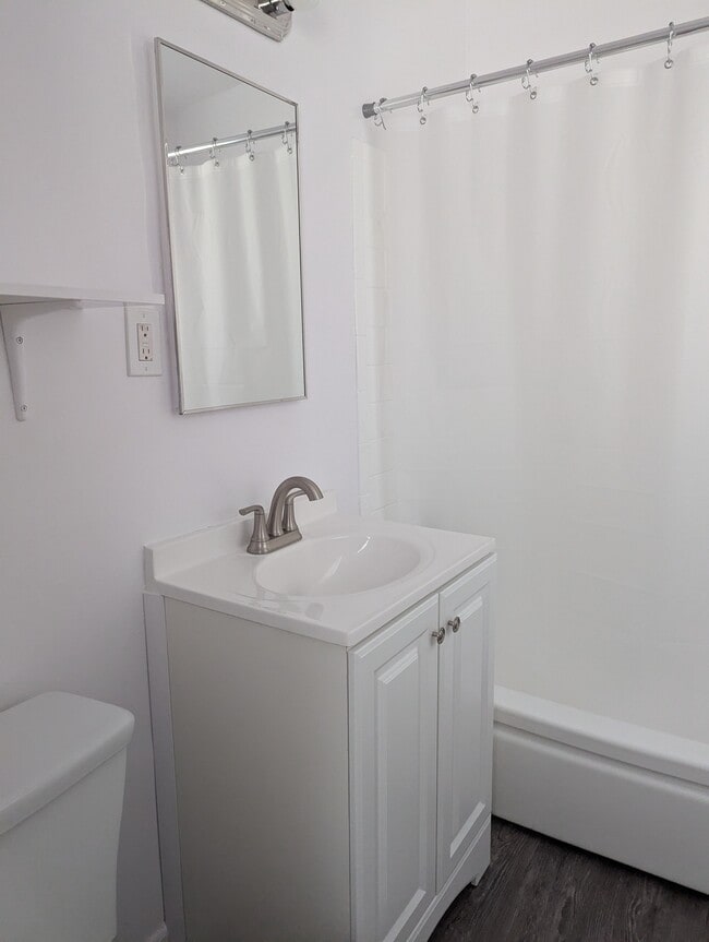 Building Photo - Holiday Manor Apartments