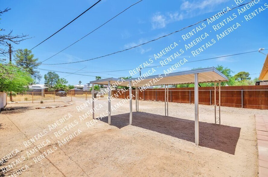 Building Photo - 1520 E Silver St