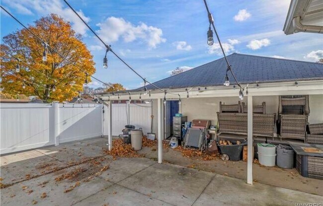 Building Photo - 3 bedroom 2 bath in the heart of Niagara F...