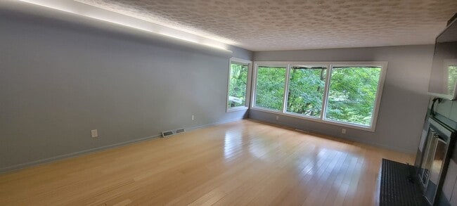 Building Photo - 4 bedrooms 3 baths beautiful house