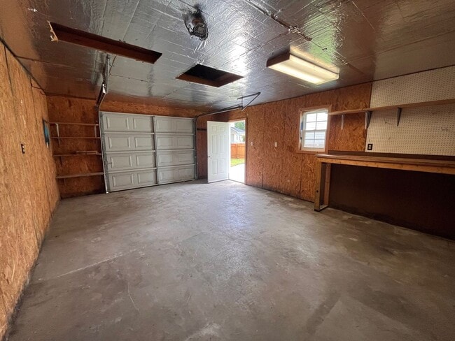 Building Photo - Avail NOW'n ROCK CREEK!