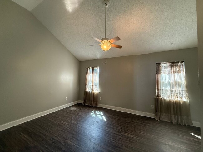 Building Photo - Condo in Kingspoint