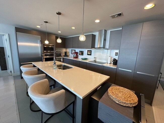 Building Photo - Unfurnished Annual DOWNTOWN ST. PETE - SIG...
