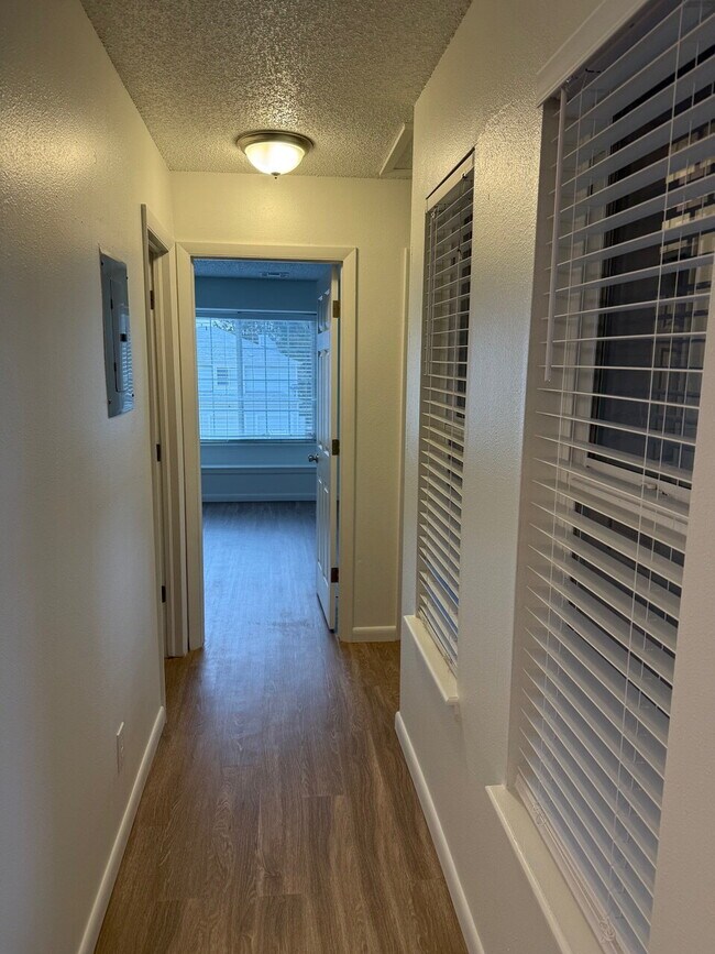 Building Photo - 2 Bedroom with Garage for Rent