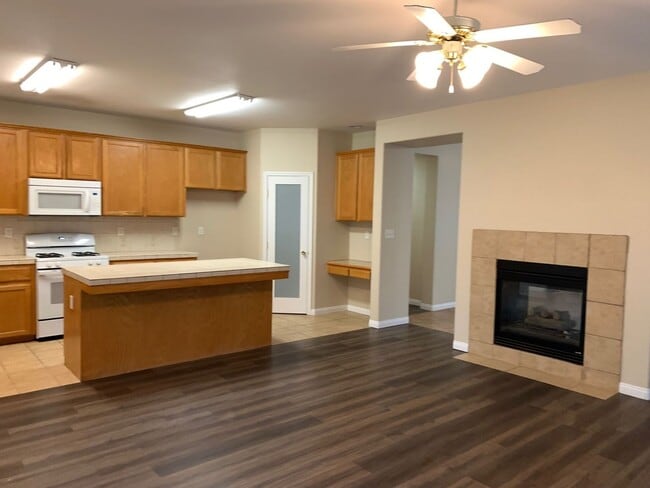Building Photo - Beautiful 4 bed home in Northwest Bakersfi...
