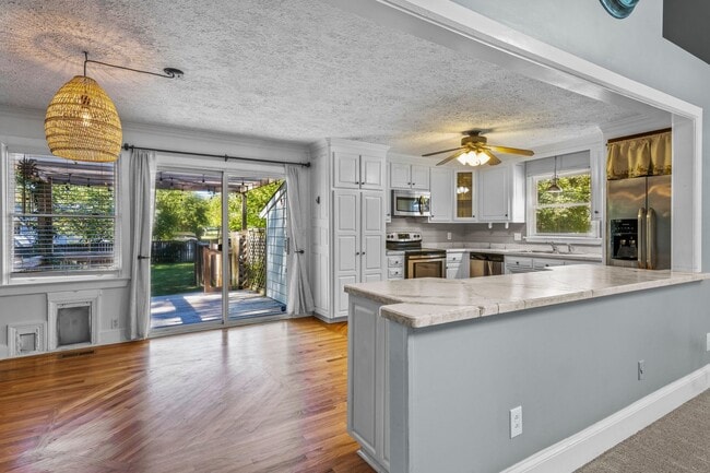 Building Photo - Gorgeous 3 Bedroom Ranch in North Raleigh, updated, pet friendly, fenced-in yard!