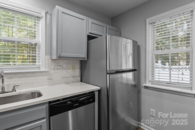 Building Photo - 10660 Holly Ridge Blvd