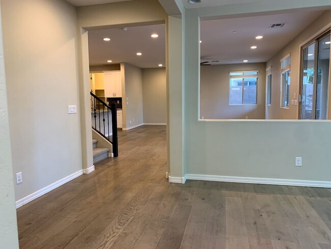 Building Photo - 4 BEDROOM PLUS LOFT, BUILT IN BBQ WITH COM...