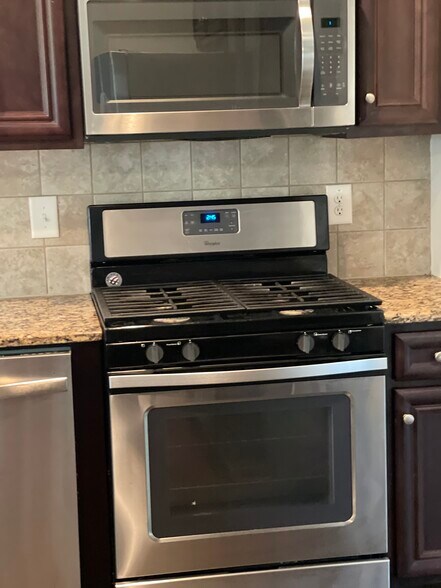 Gas stove/oven - 6505 Muirfield Pt