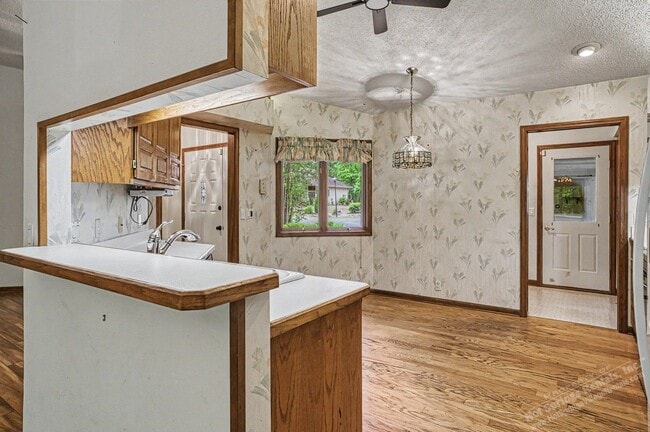 Building Photo - East Gate Area | Home | Unfurnished