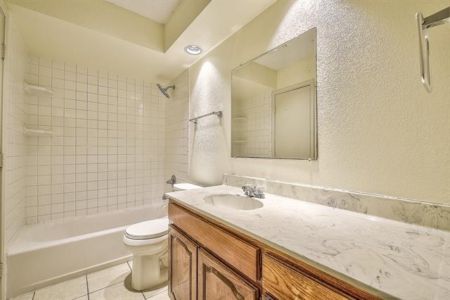 Building Photo - 720 Lakeshore Dr