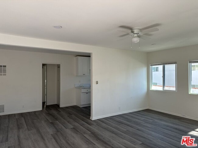 Building Photo - 342 1/2 S Serrano Ave