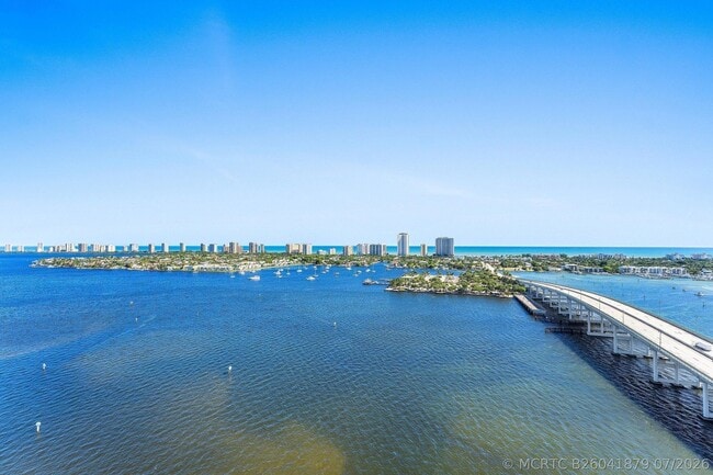 Building Photo - 2640 Lake Shore Dr