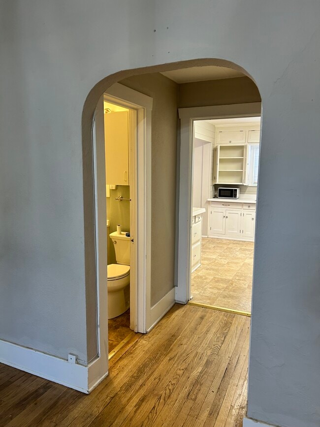 Building Photo - 940 6th St