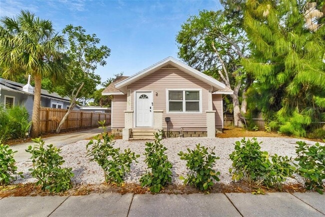 Building Photo - 1735 Yale St S