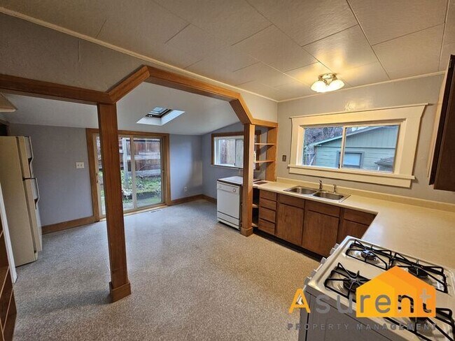 Building Photo - MOVE IN SPECIAL HALF OFF FIRST MONTHS RENT...