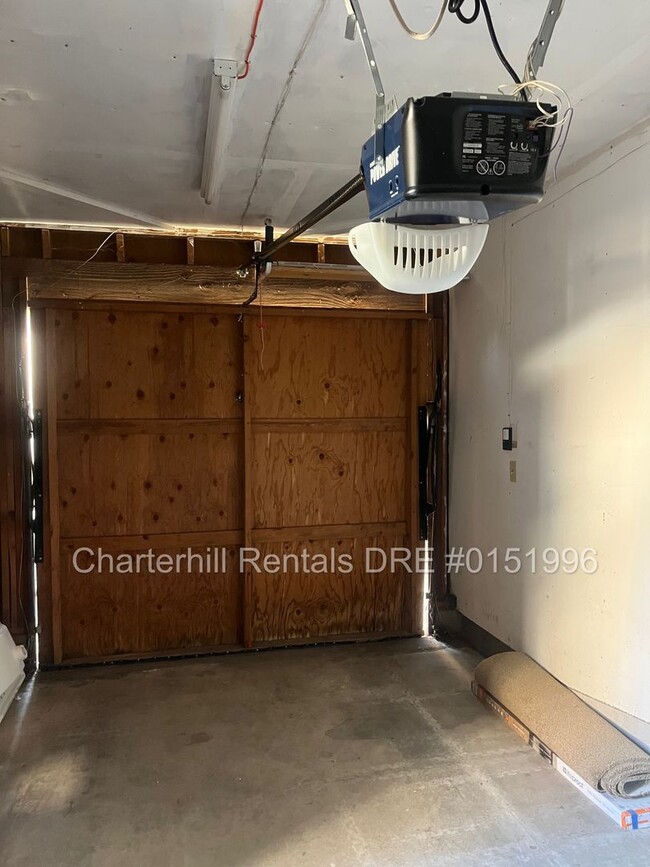 Building Photo - 2 bedroom/1.5 bath townhome with new kitch...