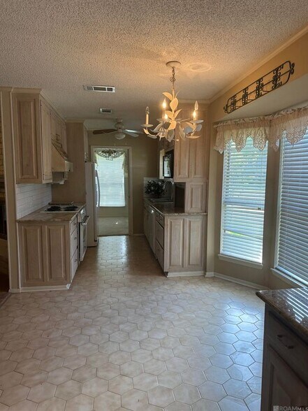 Building Photo - 2208 Sprucewood Dr