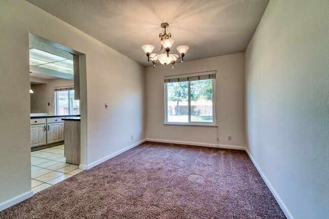 Building Photo - LARGE 5-bedroom 3 bath home in a great loc...