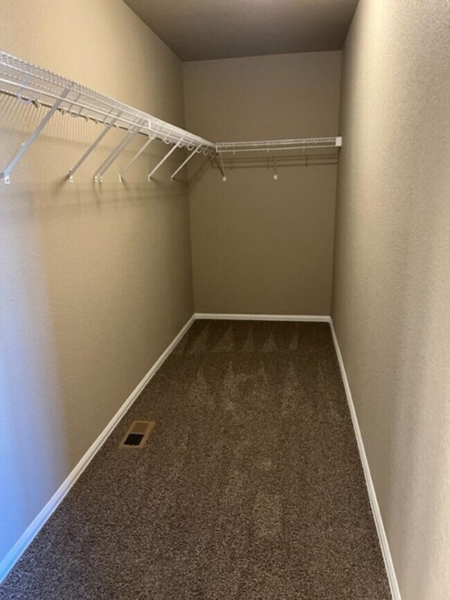Building Photo - PRACTICALLY NEW 3 Bedroom Townhome
