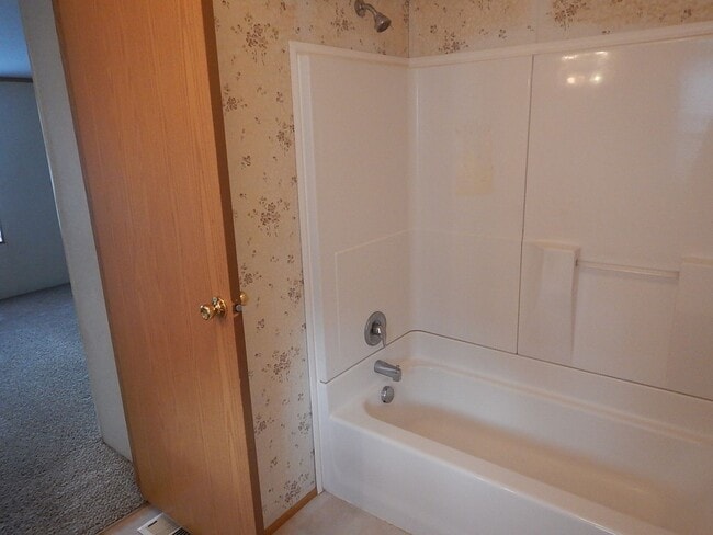 Building Photo - Manufactured Home on Large Lot with Mounta...