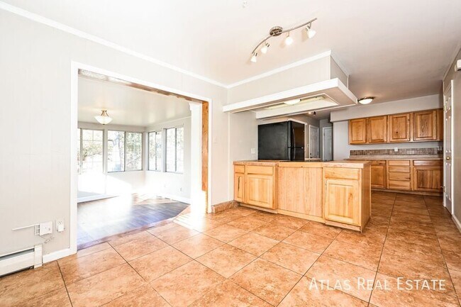 Building Photo - 331 S Victor St