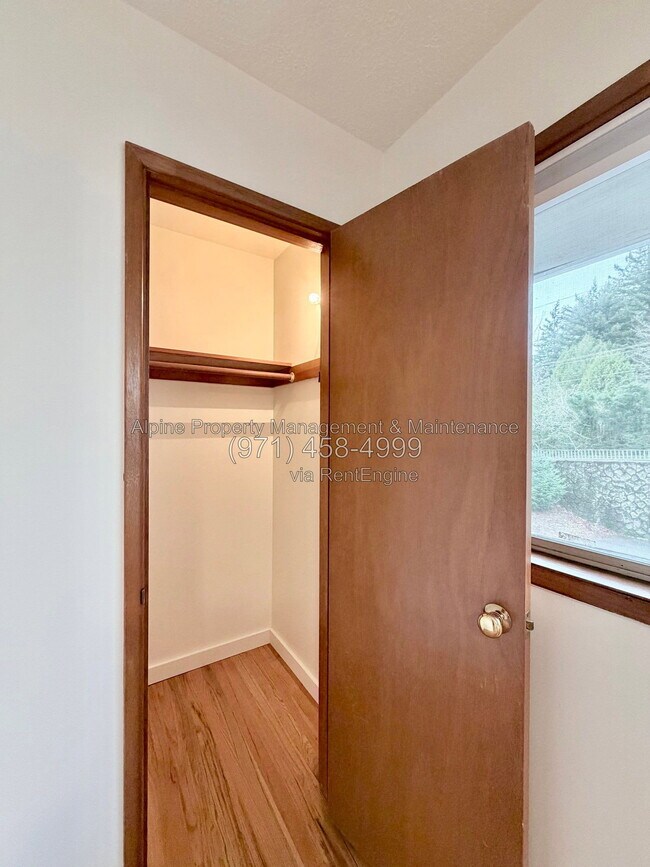 Building Photo - 7030 SW Canyon Crest Dr