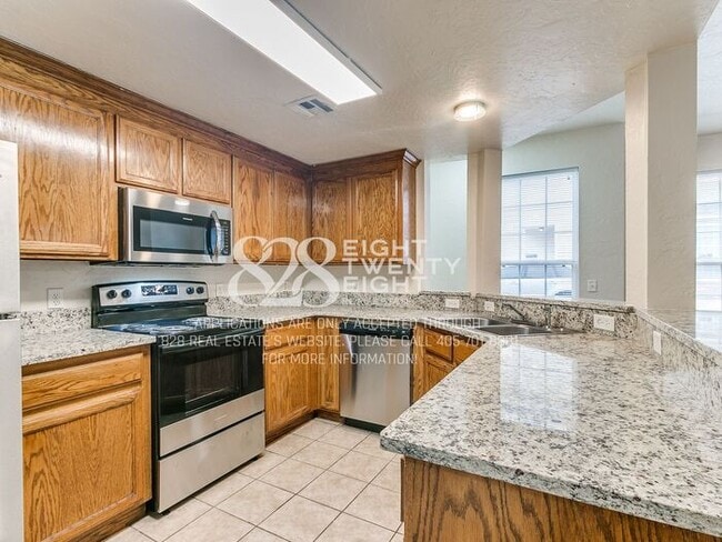 Building Photo - *AVAILABLE NOW!* Spacious 3 Bed/2.5 Bath Duplex Townhome Available in Norman!