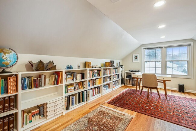 Building Photo - Fabulous 5BR 2.5BA Located in Close in Roc...