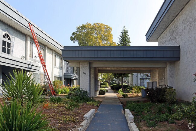 Building Photo - Broadway Apartments II