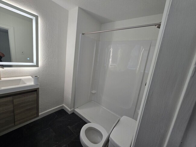 Building Photo - 1 BEDROOM/1 BATH FOR RENT