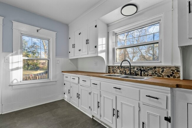 Building Photo - 906 Harrow Rd