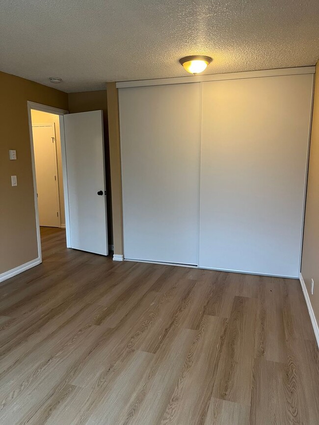 Building Photo - 2 Bed, 1 Bath Upstairs - Updated Flooring