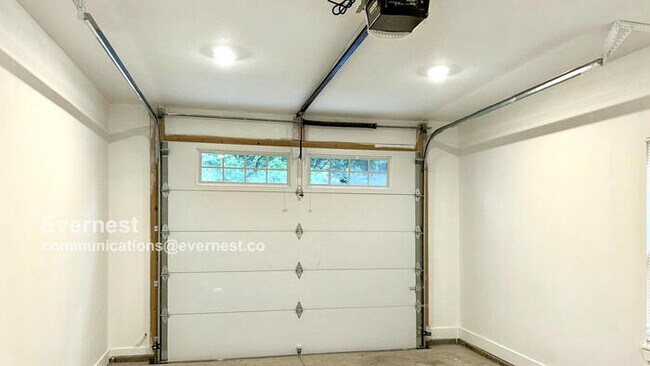 Building Photo - 910 S Pope Ave