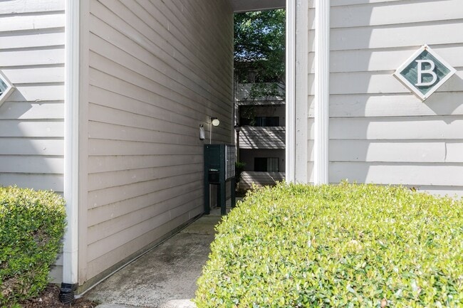 Building Photo - One Bedroom Condo With GREAT Location!