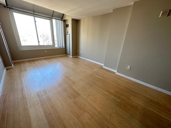 Building Photo - 8 Museum Way